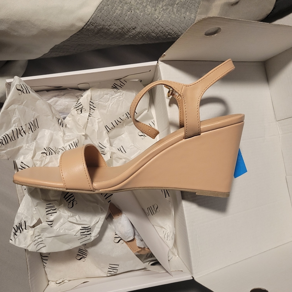 Nude wedges